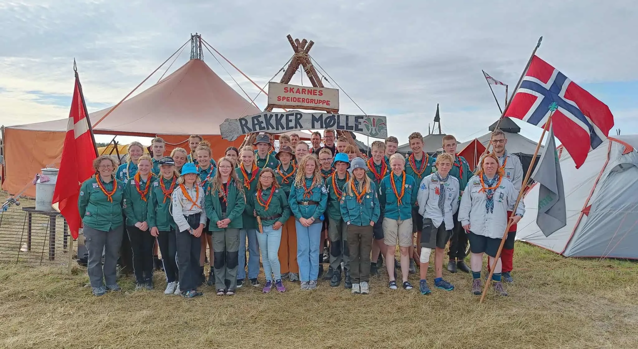Spejdere fra Rækker Mølle samlet under gruppens banner
